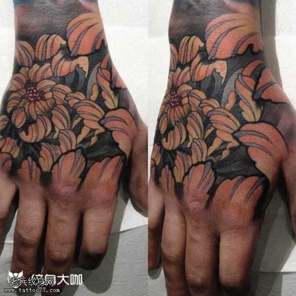 手部菊花纹身图案