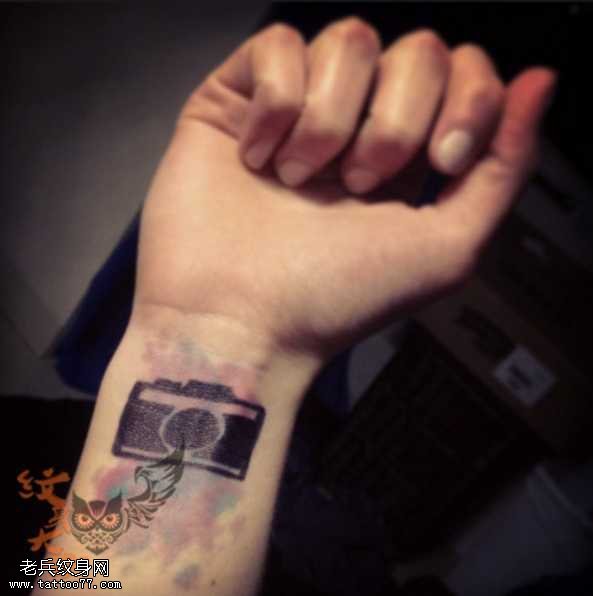 手臂相机纹身图案
