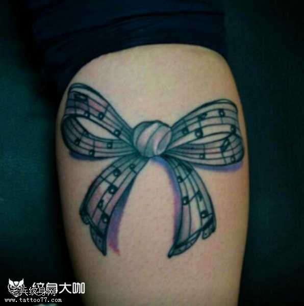 腿部蝴蝶音符纹身图案