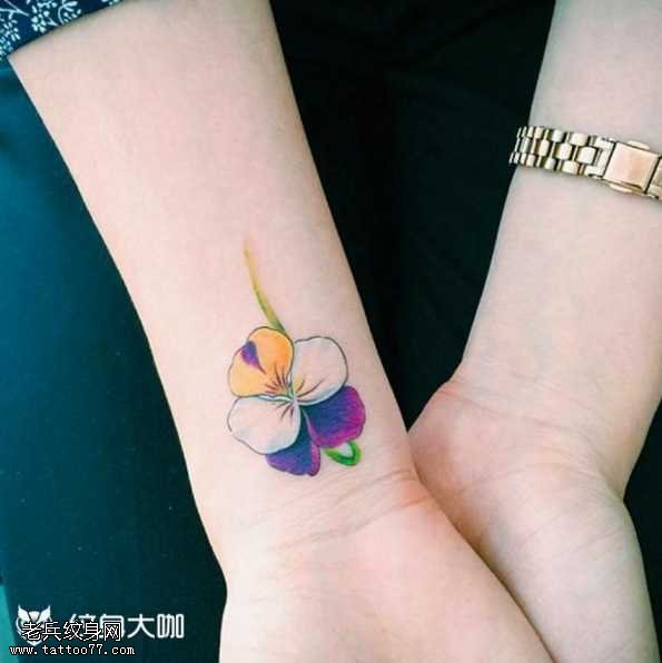手部花朵纹身图案