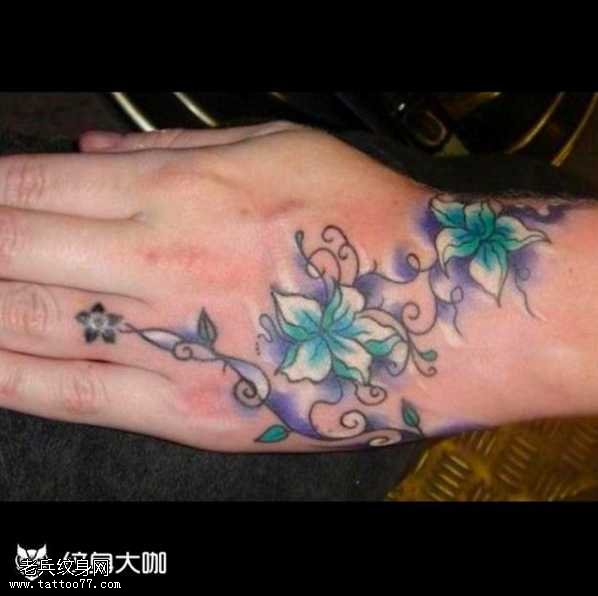 手部花朵纹身图案