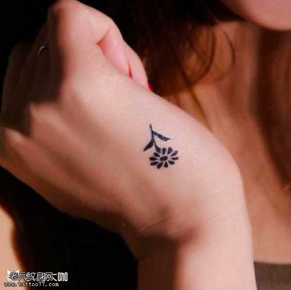 手部花朵图腾纹身图案