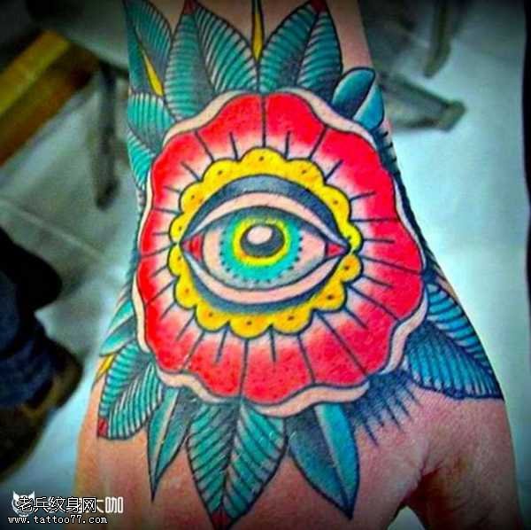 手部花朵眼纹身图案