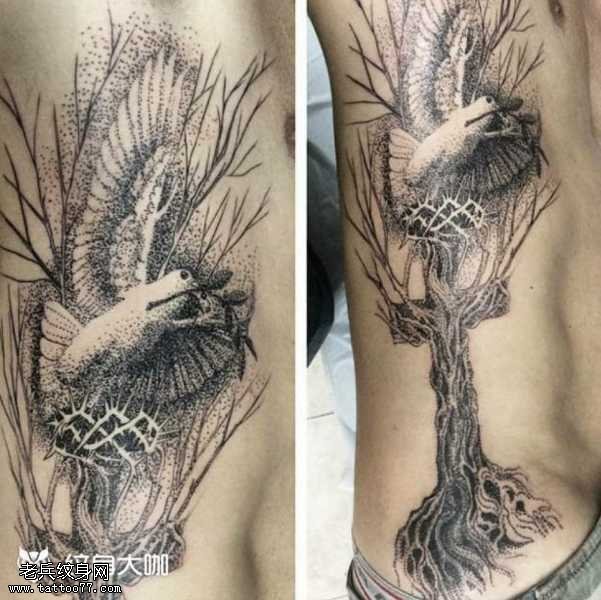 腰部树木纹身图案