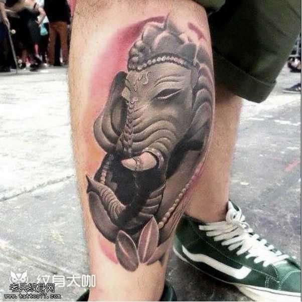 腿部象神纹身图案