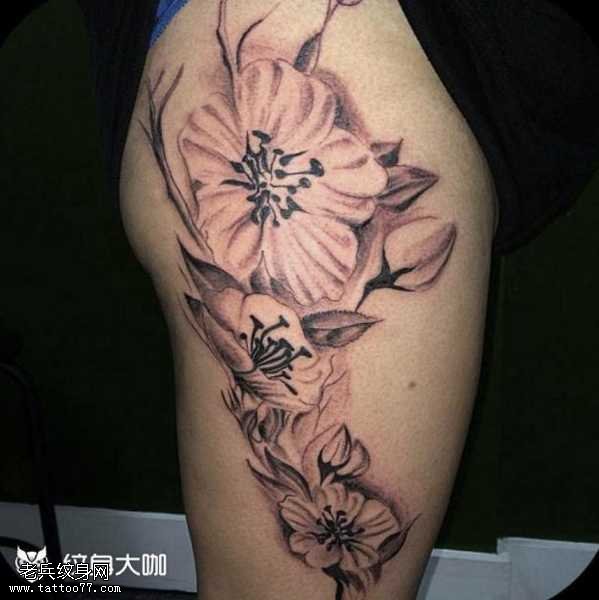腿部个性樱花纹身图案