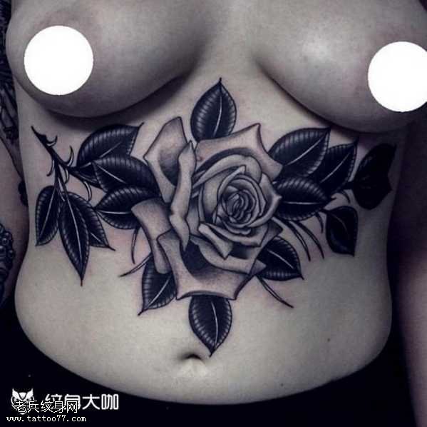 腰部玫瑰藤纹身图案