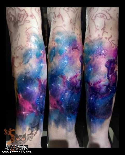 手臂满星星纹身图案