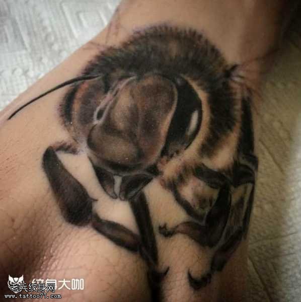 手部蜂蜜纹身图案