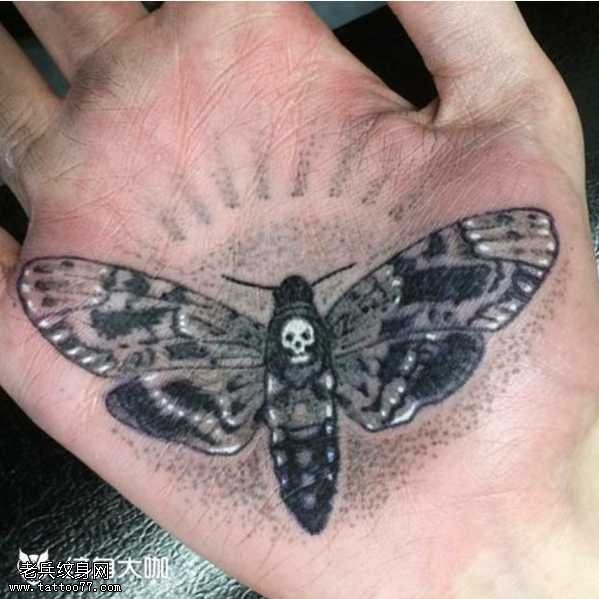 手部飞蛾纹身图案