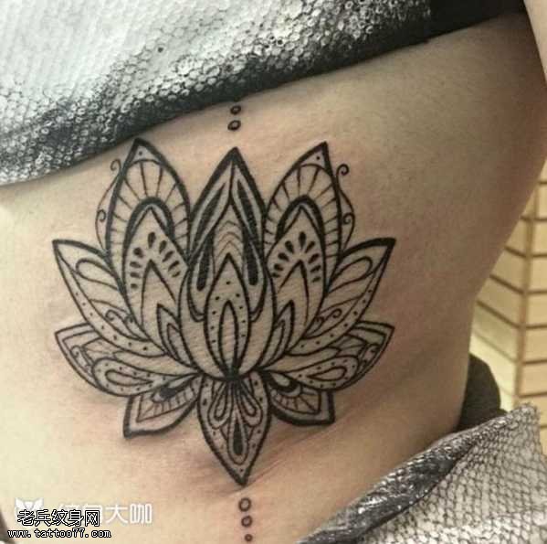 腰部莲花纹身图案