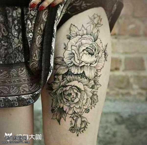 腿部黑白牡丹花纹身图案