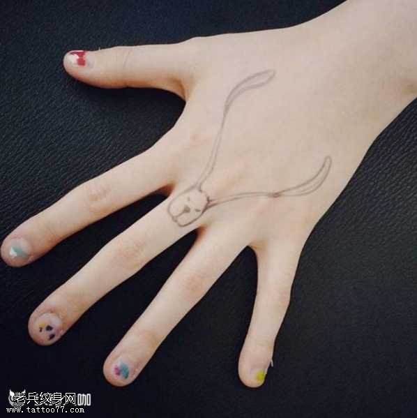 手部兔子纹身图案