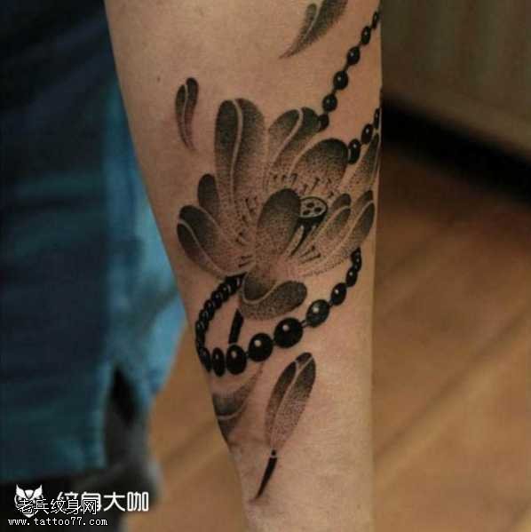 腰部莲花纹身图案