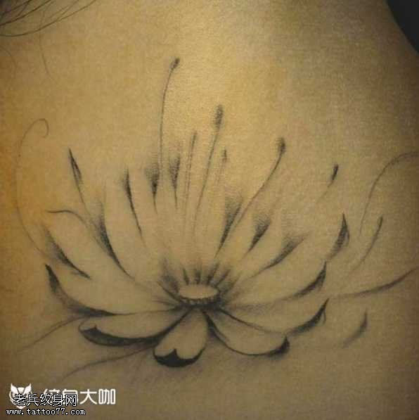 腰部莲花纹身图案