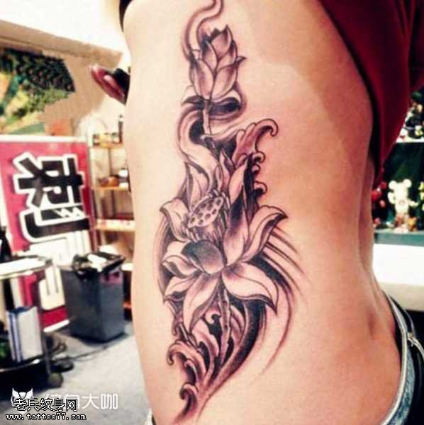 腰部莲花纹身图案