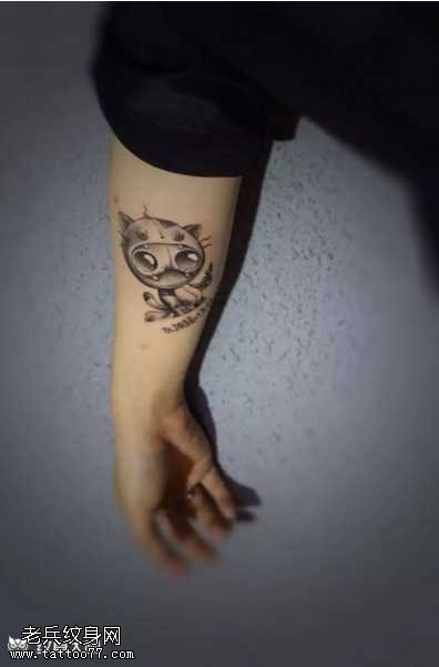 手臂萌猫纹身图案