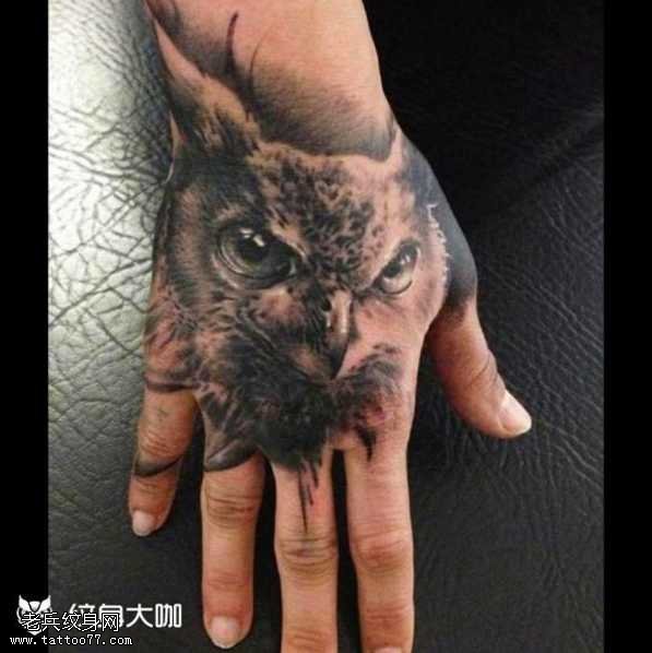 手部逼真猫头鹰纹身图案