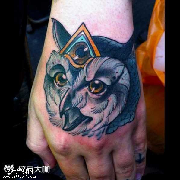 手部全视猫头鹰纹身图案