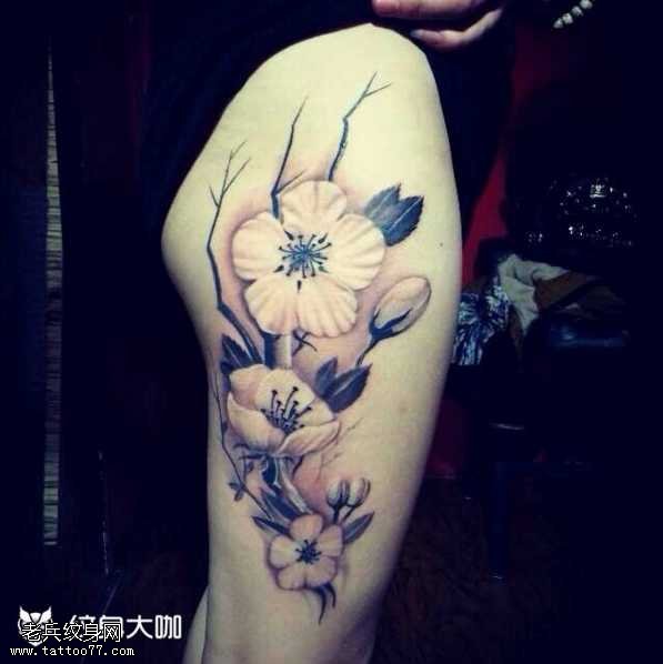 腿部个性花朵纹身图案