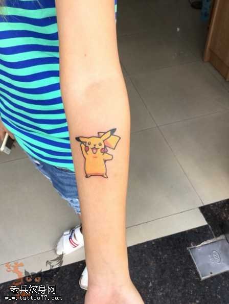 手臂皮卡丘纹身图案