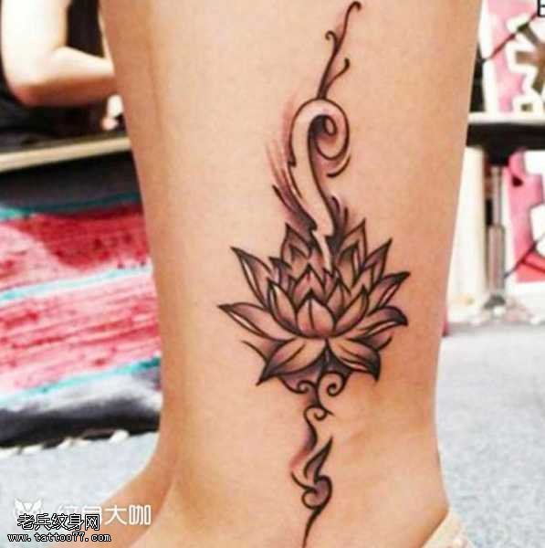腿部个性莲花纹身图案