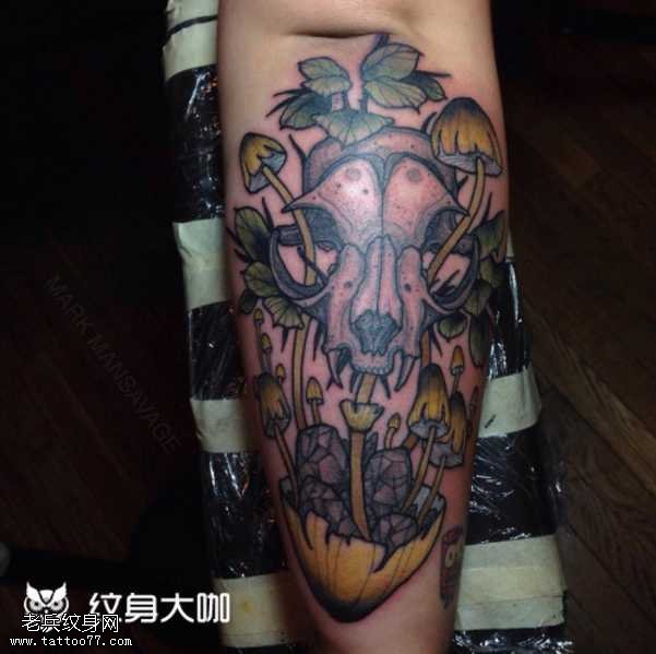 手臂蘑菇骨骼纹身图案