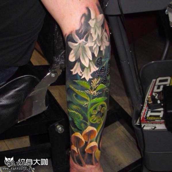 腿部花朵纹身图案