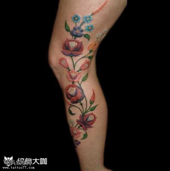 腿部花朵纹身图案