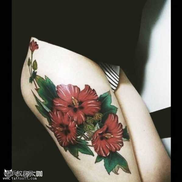 腿部唯美花朵纹身图案