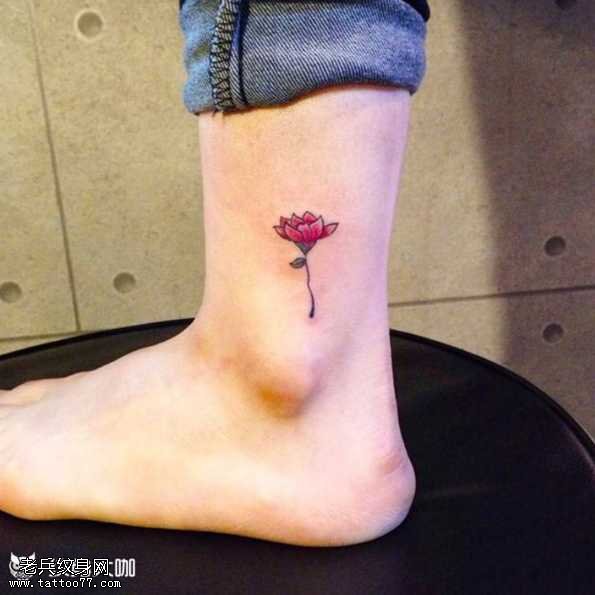 腿部花朵纹身图案