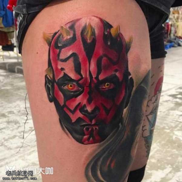 腿部红脸纹身图案