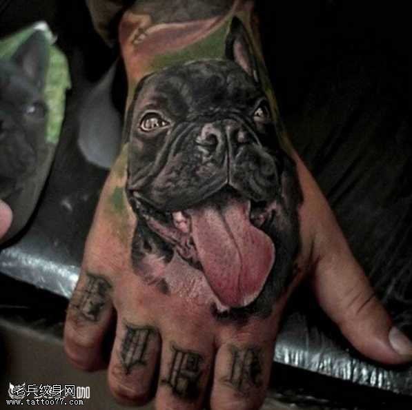 手部斗牛犬纹身图案