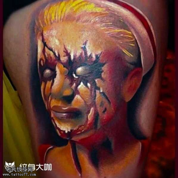 腿部小丑纹身图案