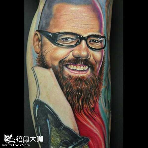 腿部老人纹身图案