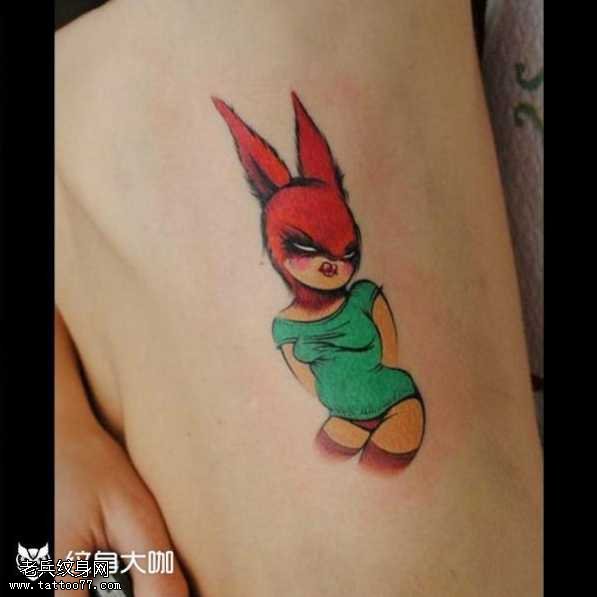 腰部小兔女纹身图案