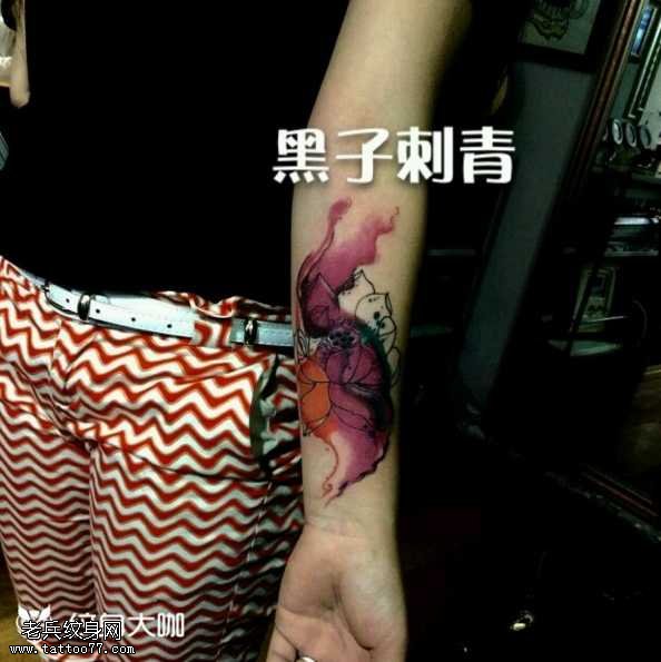 手臂荷花纹身图案