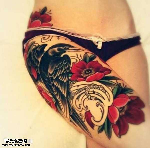腿部乌鸦玫瑰纹身图案