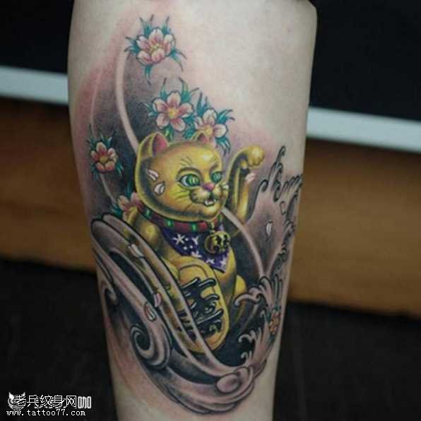 腿部金色招财猫纹身图案