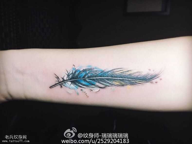 手臂彩色羽毛纹身图案