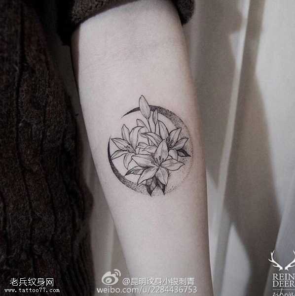 胳膊花朵纹身图案
