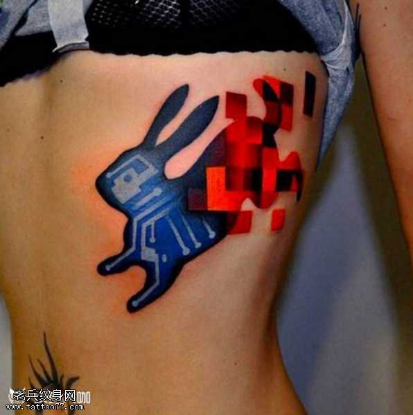 腰部兔子纹身图案