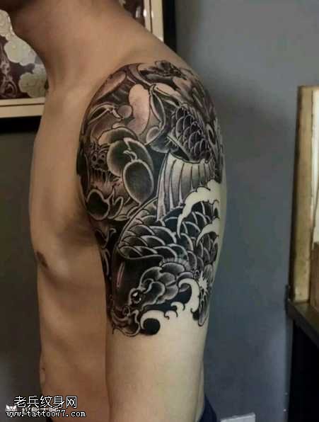 胳膊鲤鱼纹身图案