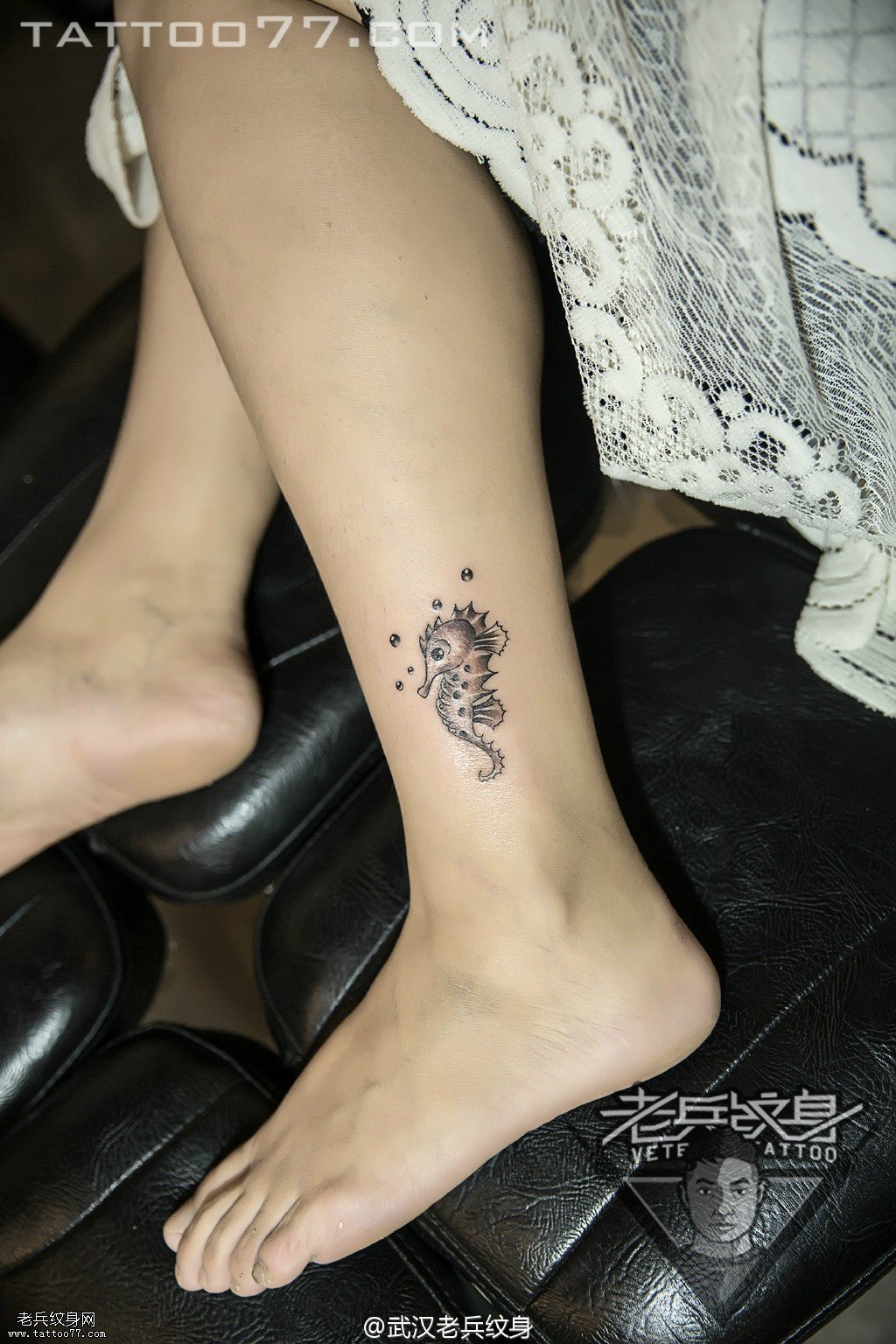 俩美女腿部小海马纹身图案作品
