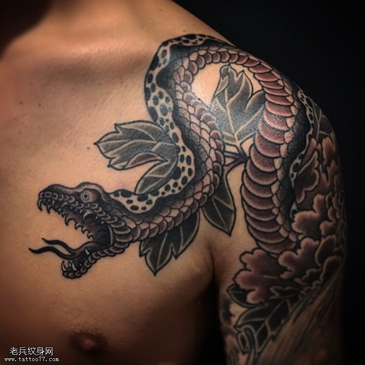 大臂蛇纹身图案