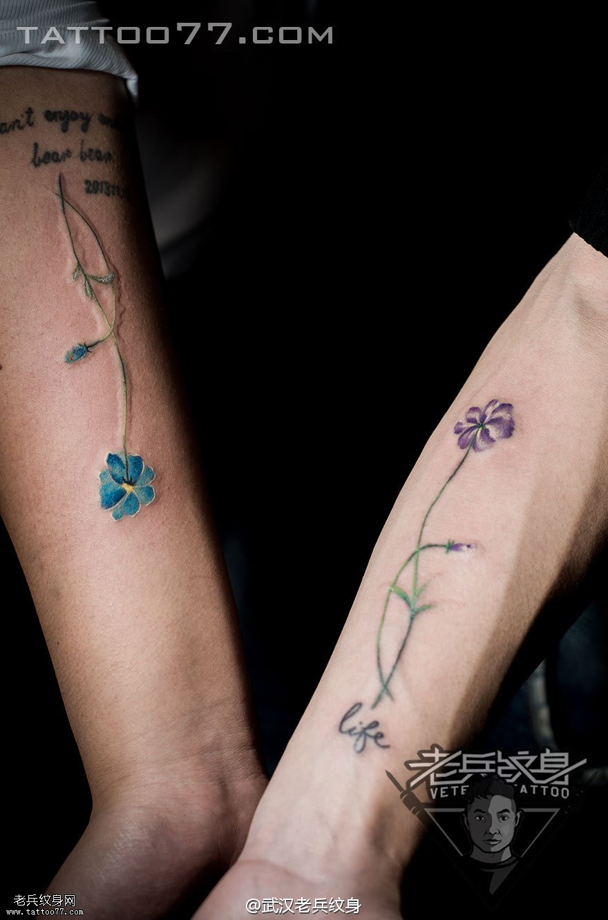 手部情侣花卉纹身图案作品