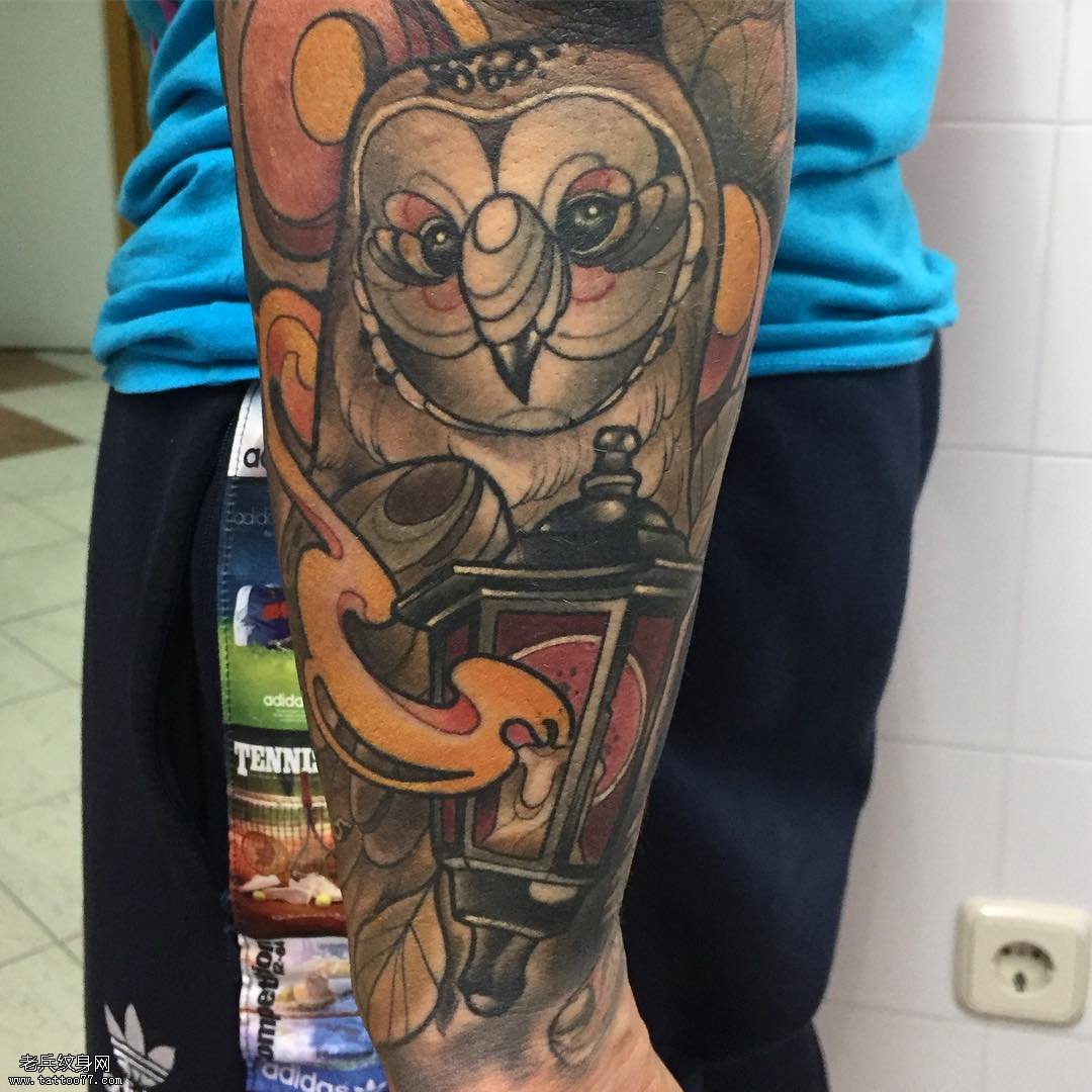 小臂猫头鹰纹身图案