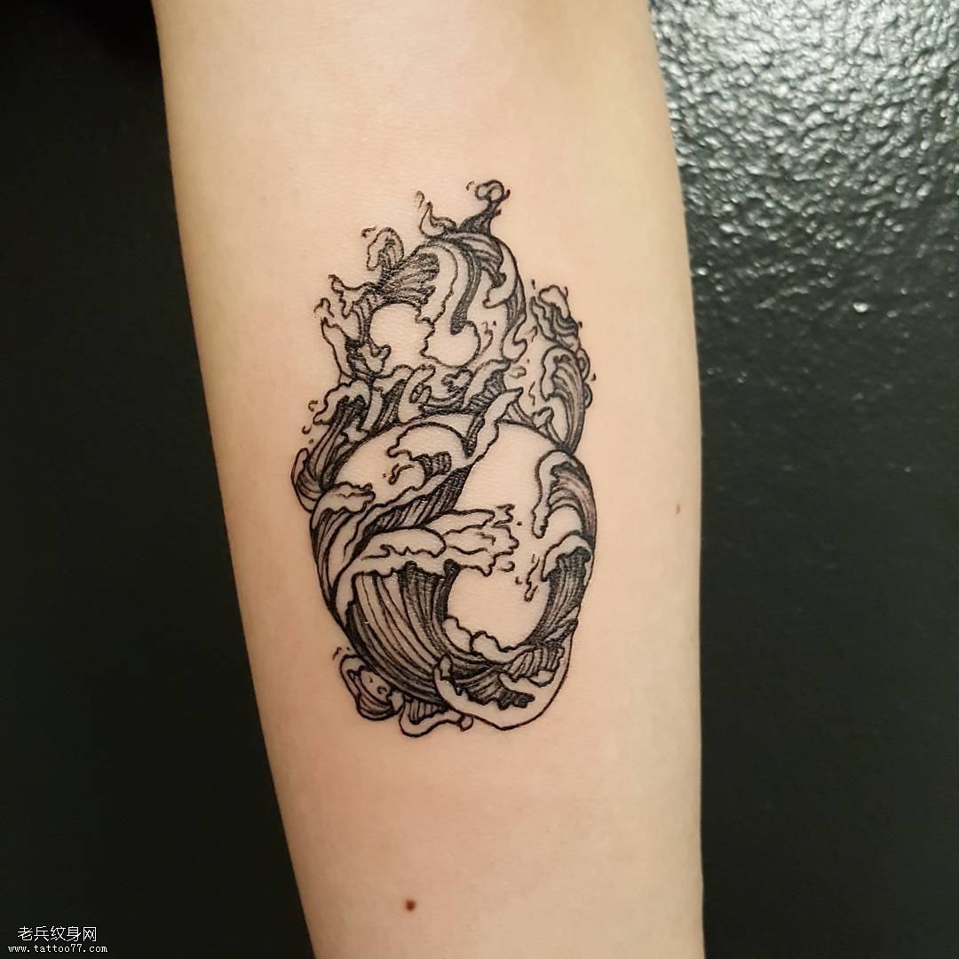 小臂浪花纹身图案