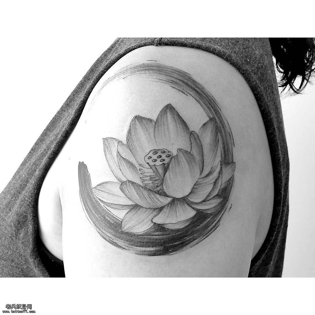 大臂莲花纹身图案
