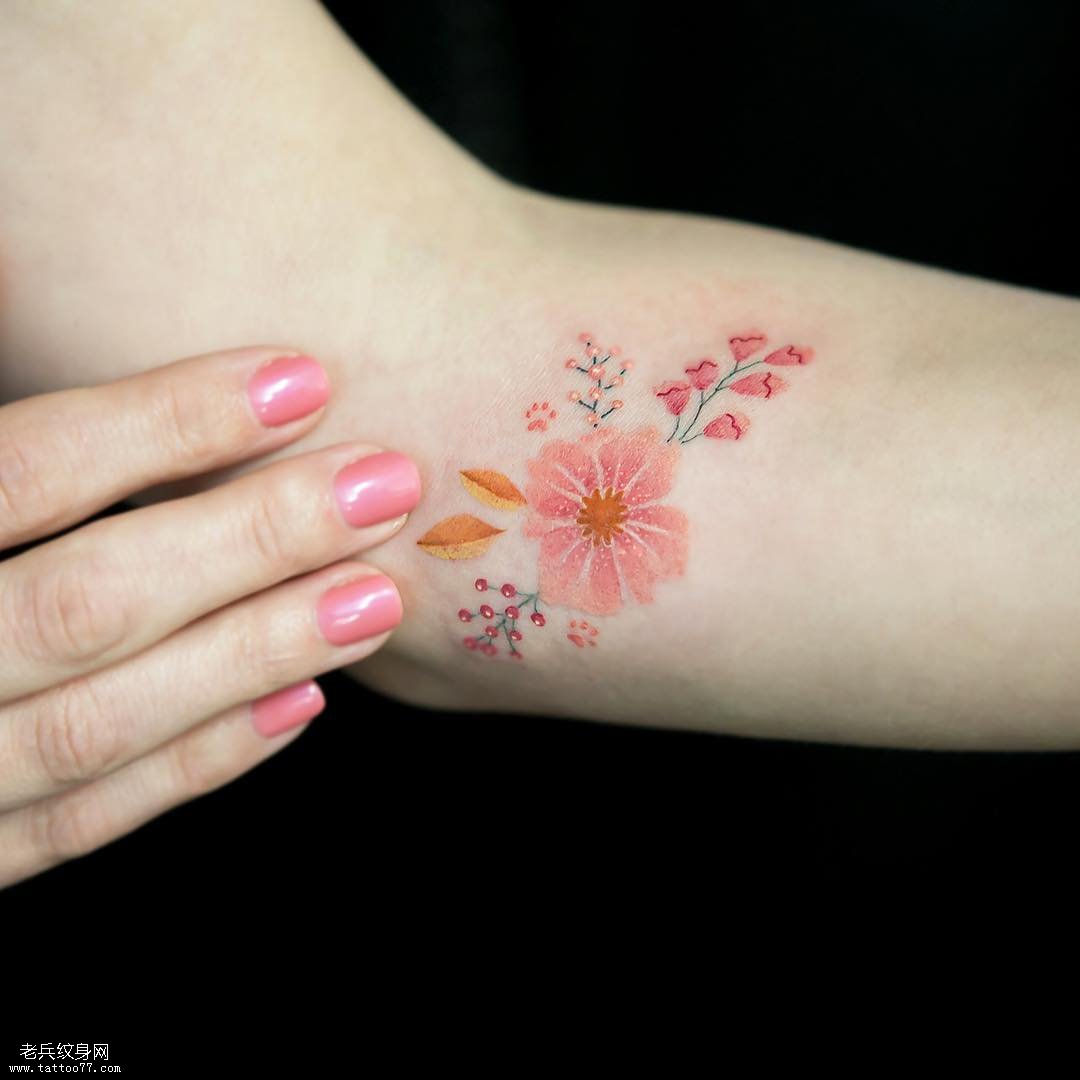 小臂花纹身图案